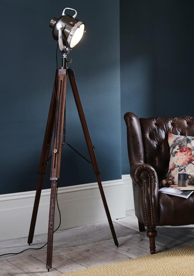 Cosy bedroom – film style floor lamp